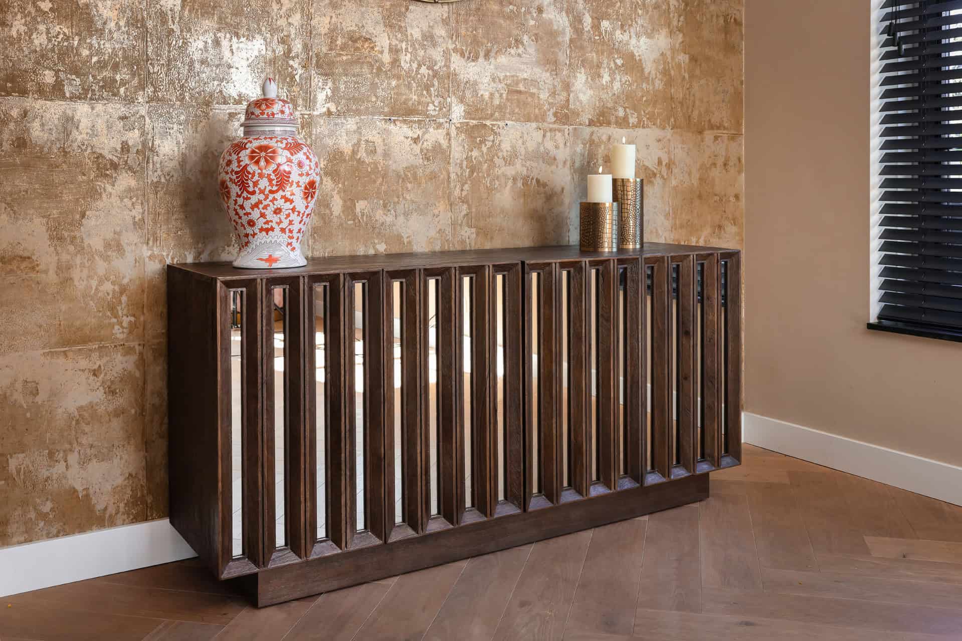 Uniek houten dressoir in interieur, modern design, perfect voor woondecoratie.