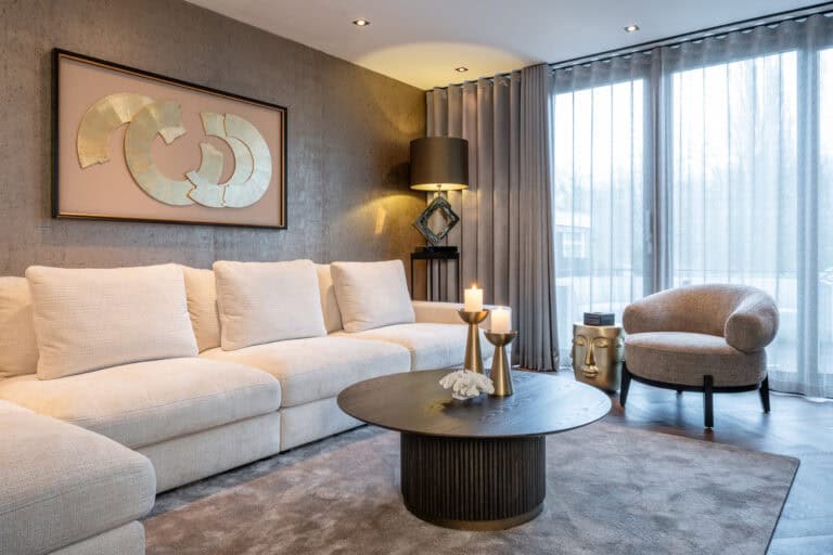Elegant woonkamer inrichting met luxe design en warme sfeer, perfect voor modern interieur en woonstijl.
