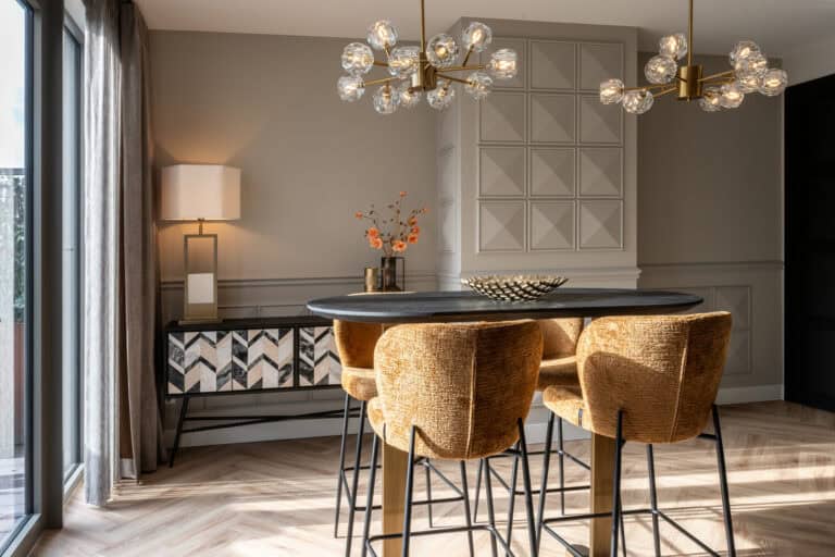 Moderne interieurinrichting met stijlvolle eettafel en designlampen in een luxe woning.