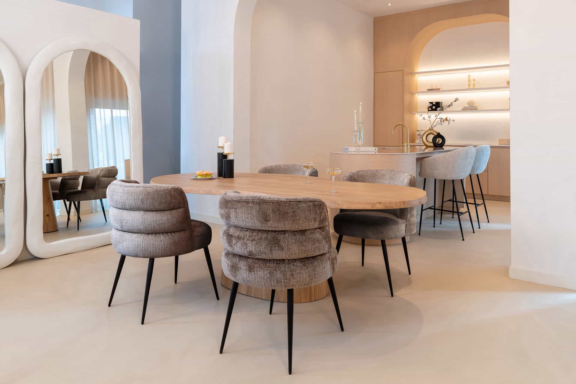 Banket tafel en eetkamer met beige en naturel interieur inclusief design stoelen en decoratieve accessoires voor luxe woninginrichting.