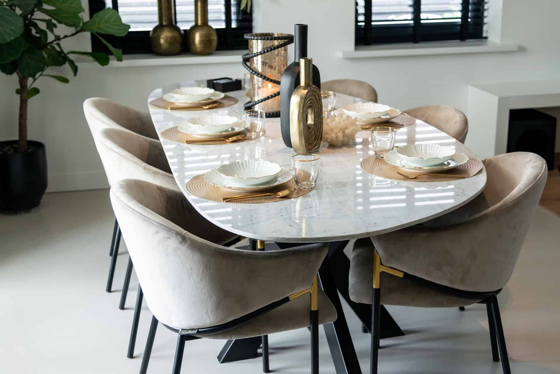 Elegante moderne eettafel met marmeren blad en luxe servies, perfect voor stijlvolle interieurontwerpen.