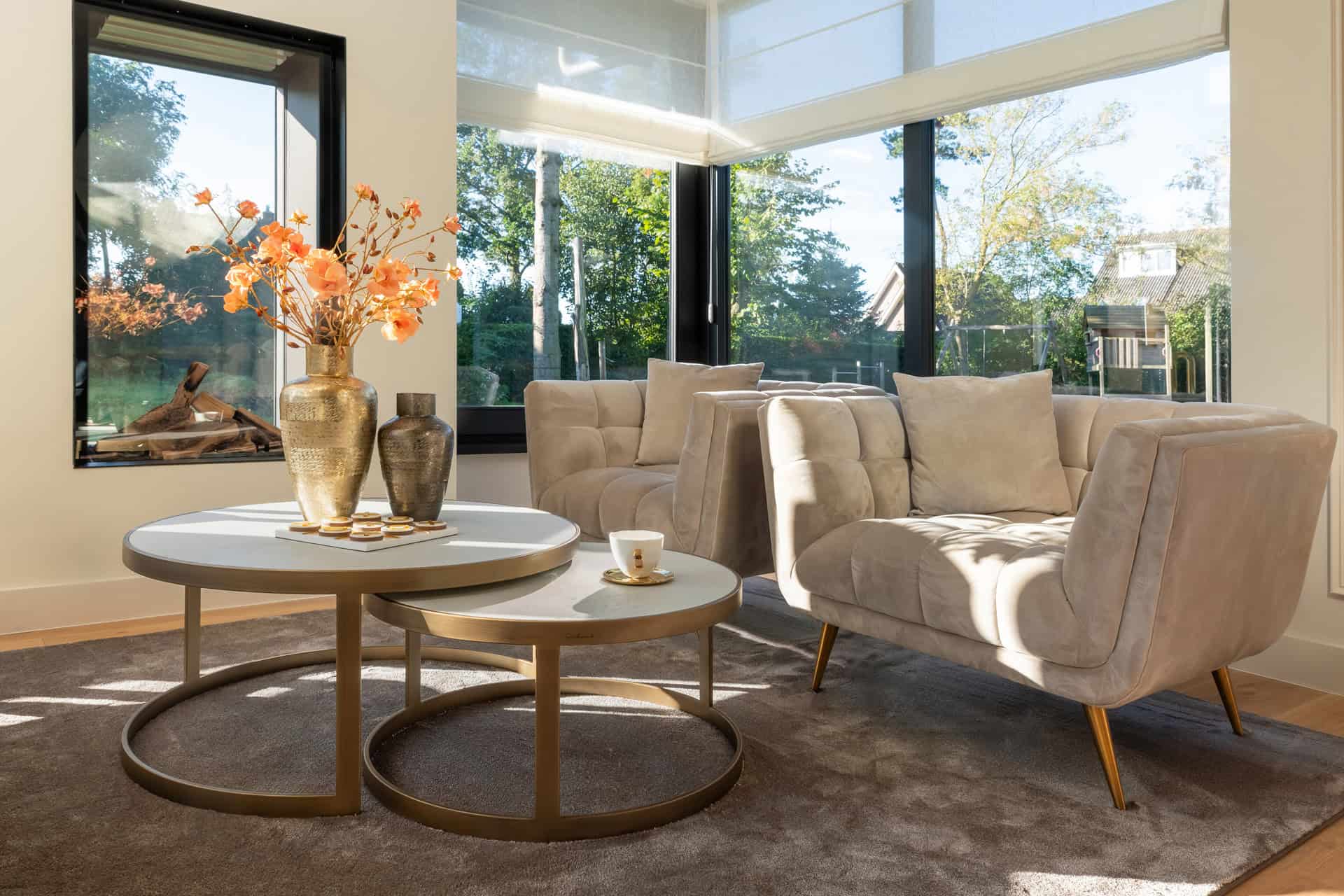 Luxe interieur met moderne zithoek en grote ramen, uniek design en wooncomfort.