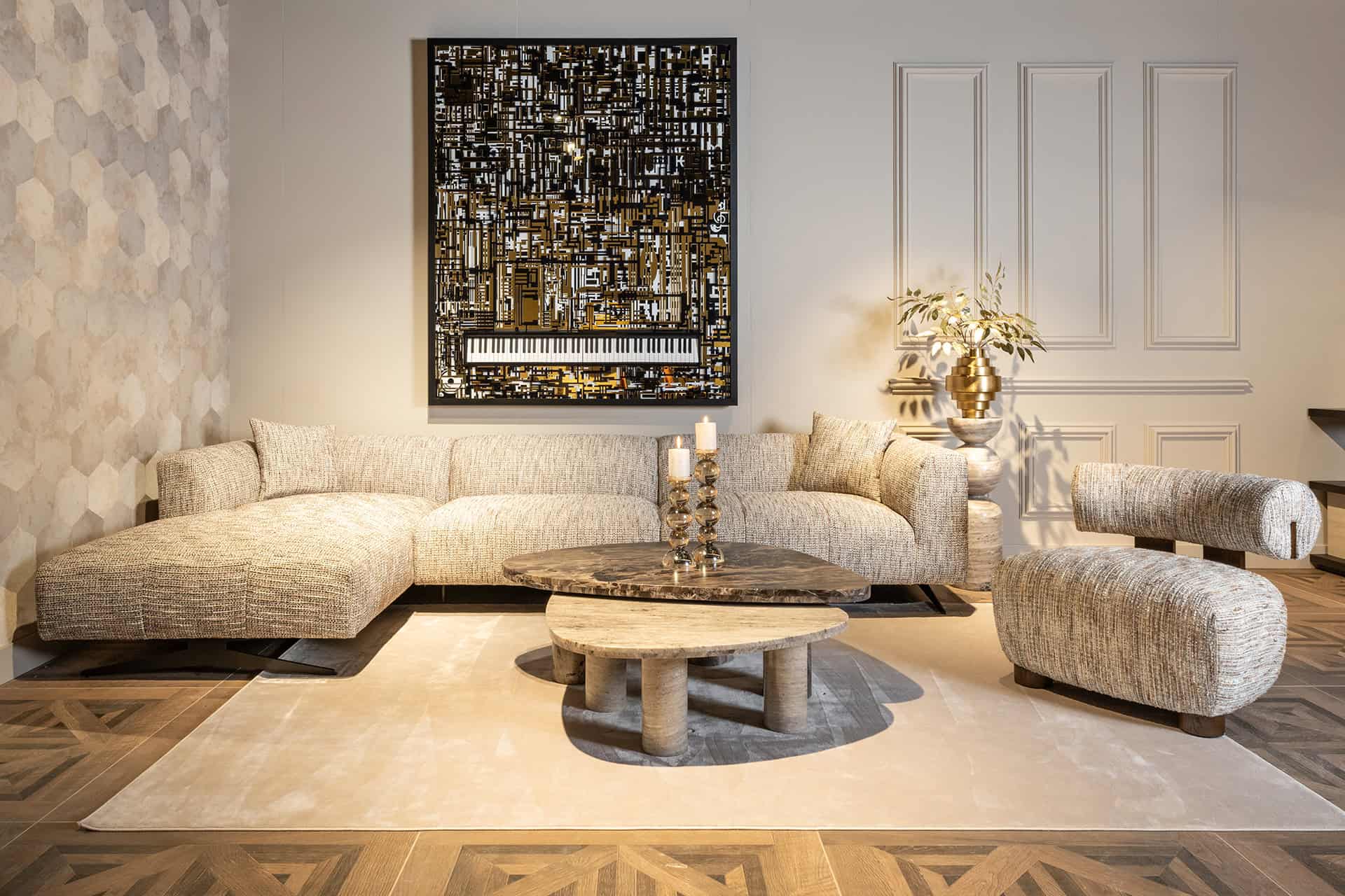 Richmond Interieurs woonkamer met luxe banken en moderne kunst.