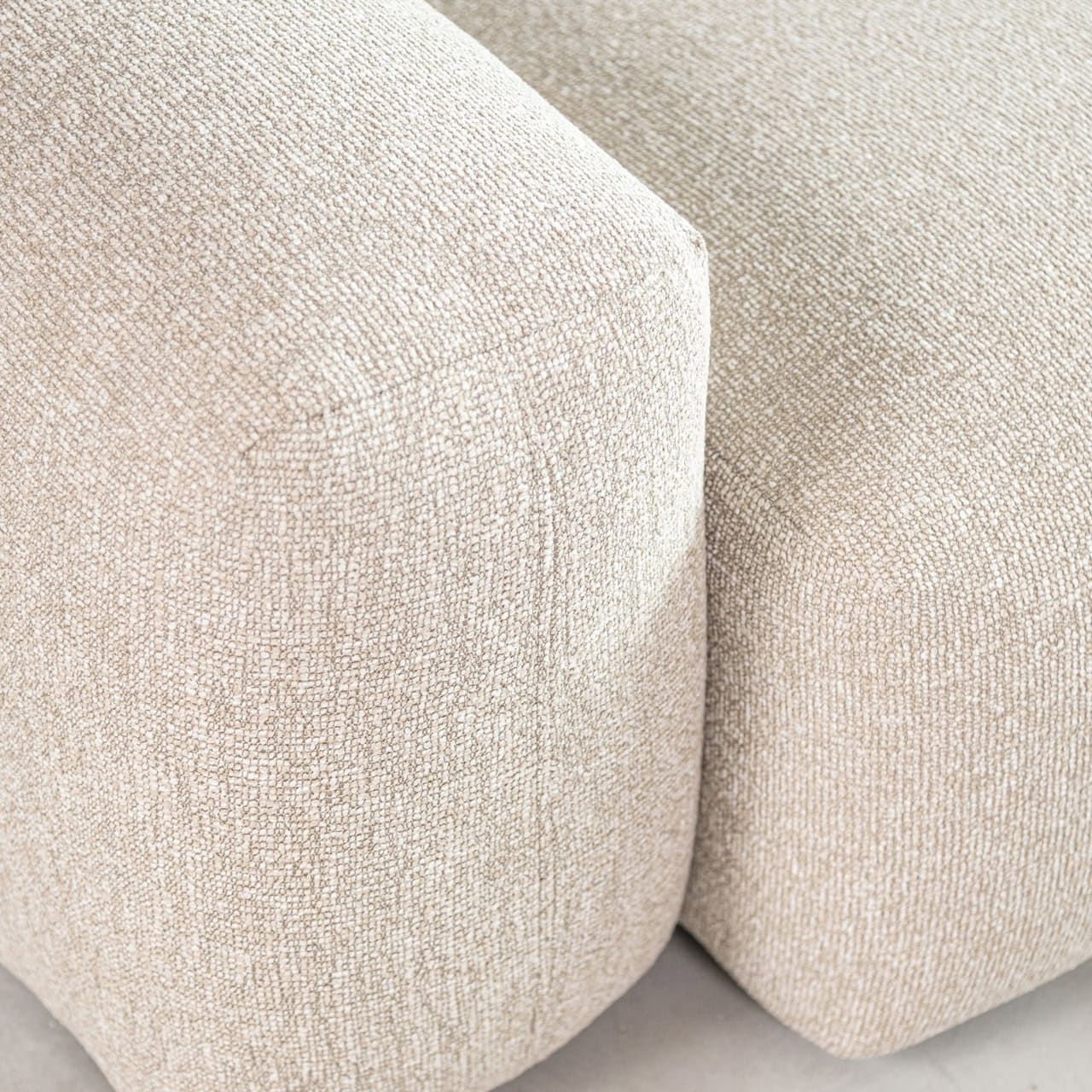 Zachte beige stoffen bank, modern en comfortabel, perfect voor eigentijdse interieurontwerpen.