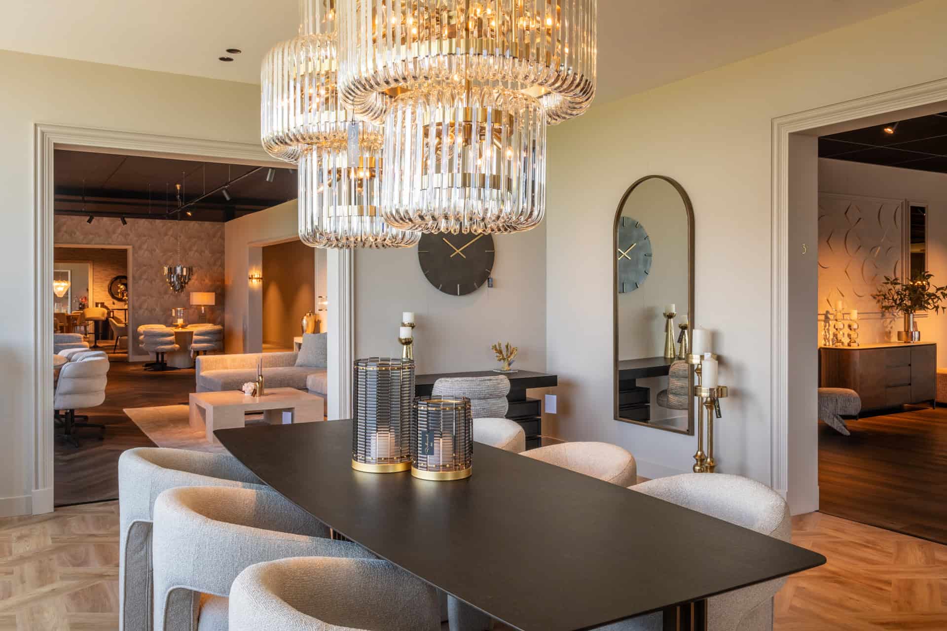 Sala da pranzo con lampadari di cristallo e sedute in velluto, Richmond Interiors
