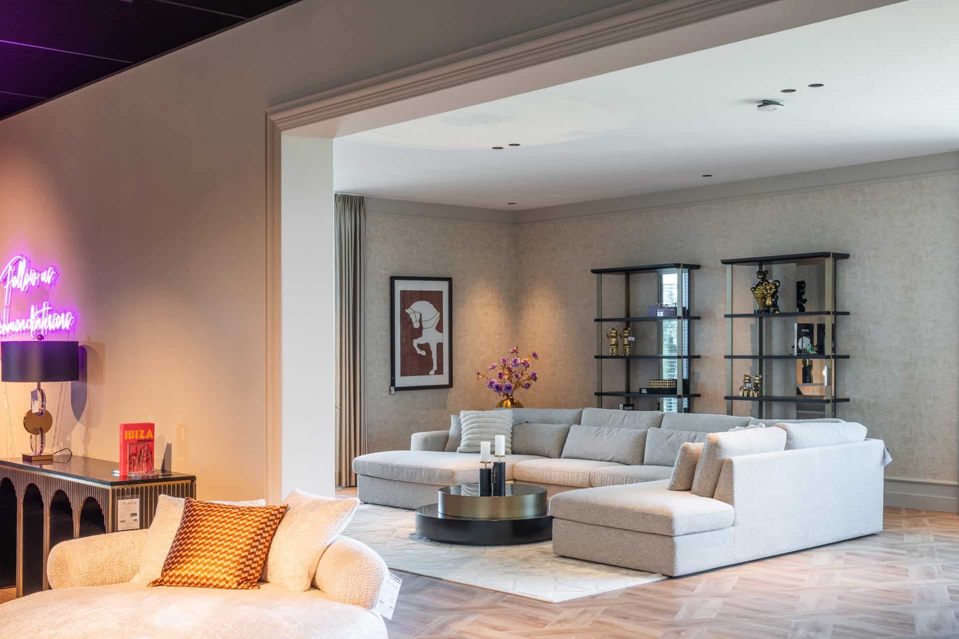 Luxueus modern interieur met comfortabele zithoek en stijlvolle decoraties - Richmond Interiors.