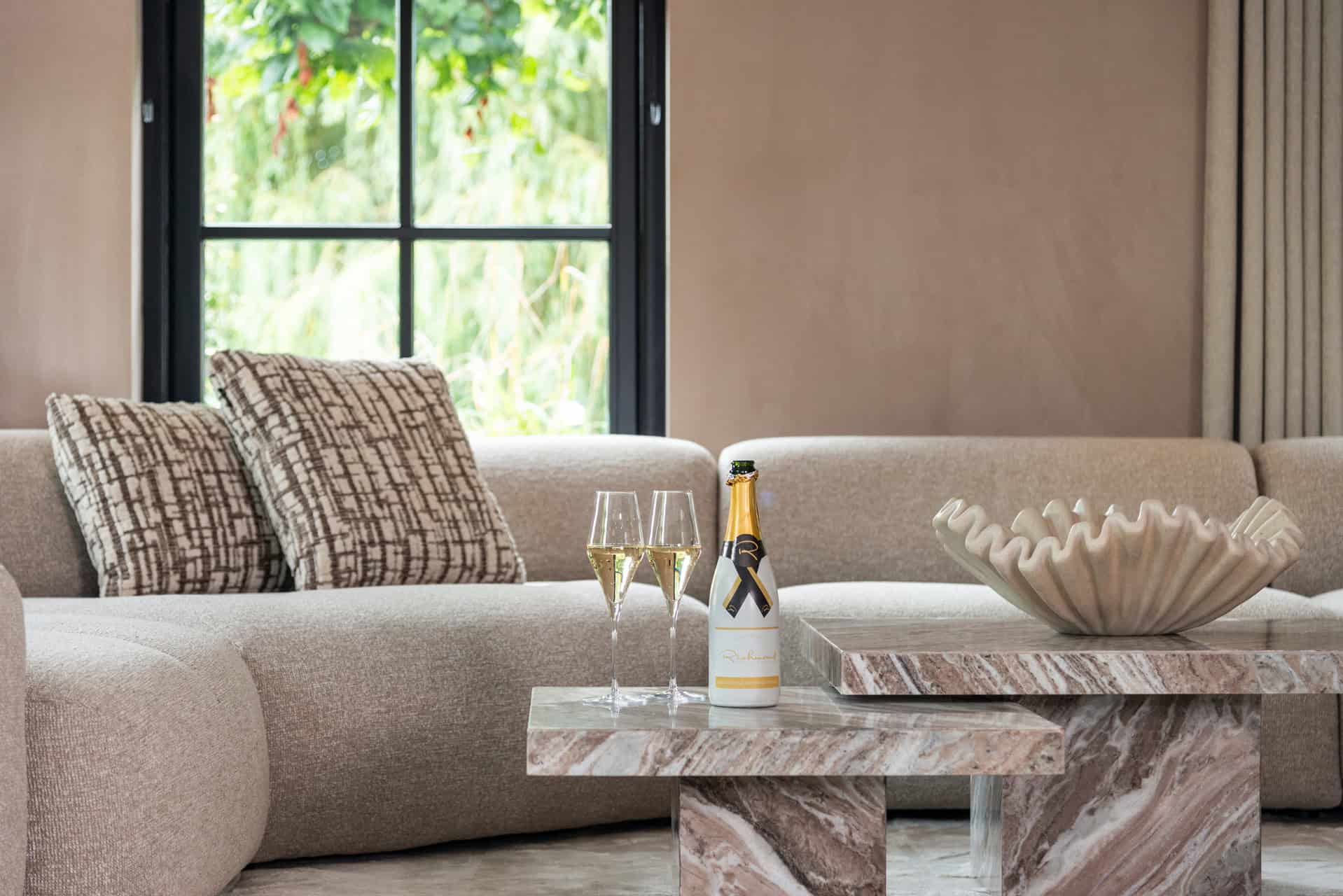 Luxueus interieur met bank en marmeren salontafel voor woningdecoratie.