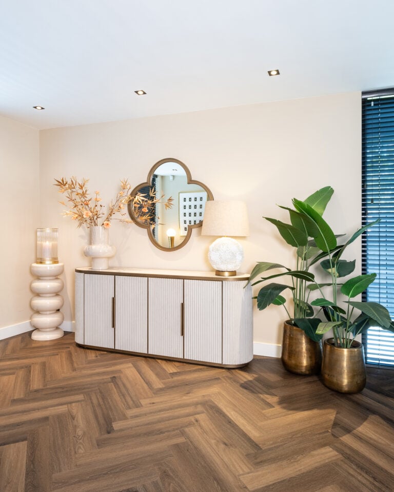 Stijlvolle interieurinrichting met moderne meubels en decor, perfect voor een stijlvolle woonruimte.