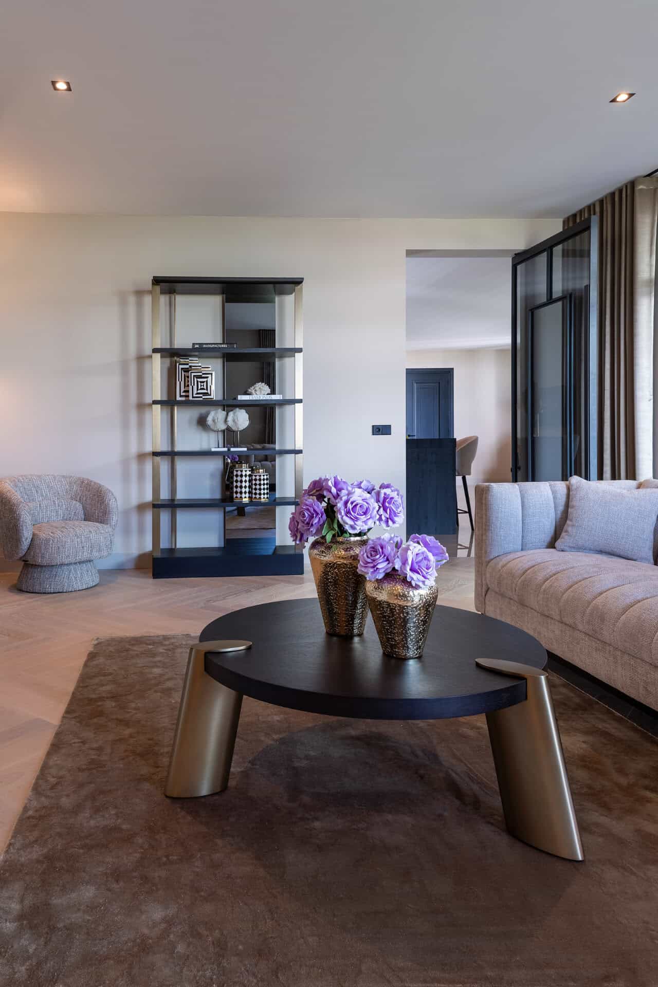 Luxuriöses Wohnzimmer mit moderner Einrichtung, bequemen Sofas und dekorativen Accessoires für eine elegante Atmosphäre.