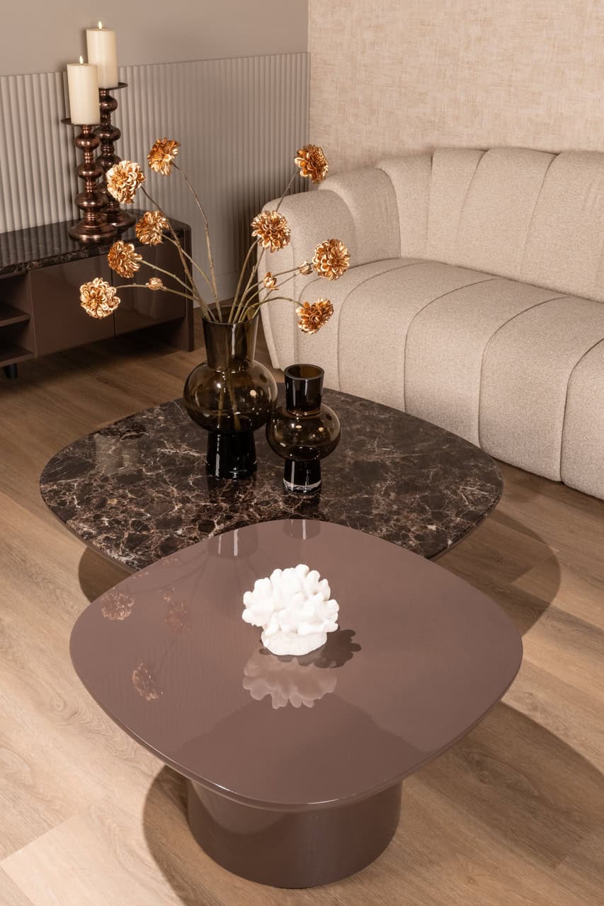Élégant salon avec un canapé beige, Table de salon en marbre Table de salon des vases décoratifs remplis de fleurs.