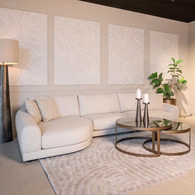 Moderne woonkamer met lichte meubels en decoratieve elementen, perfect voor een stijlvolle en comfor.