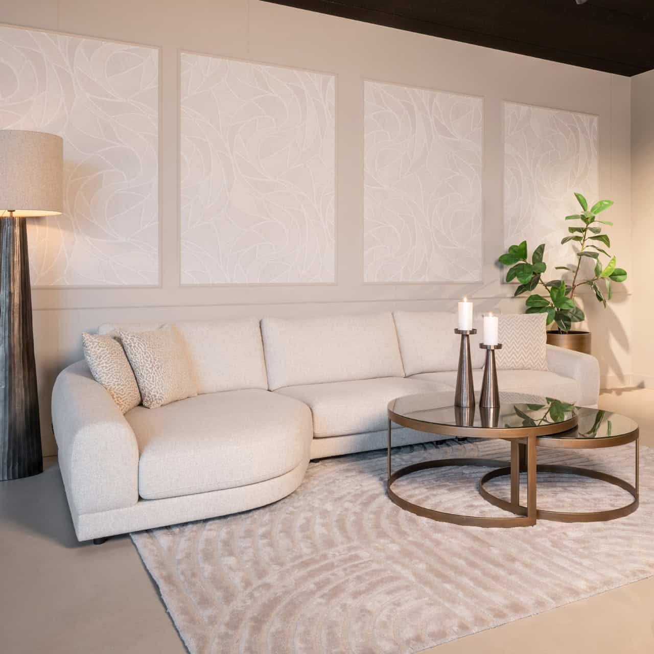 Salon moderne avec des meubles clairs et des éléments décoratifs, idéal pour un intérieur élégant et confortable.