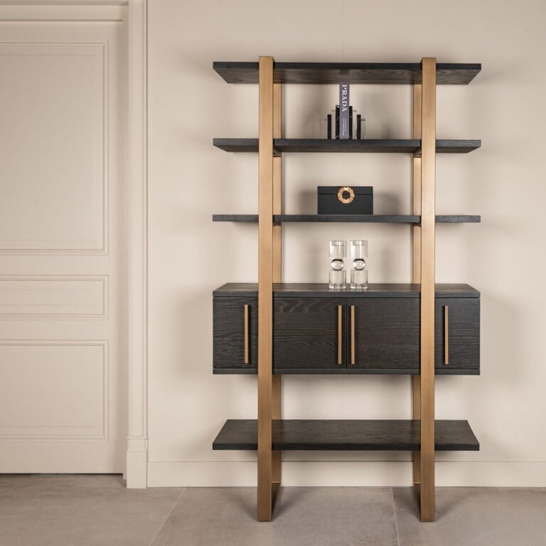 Moderne zwarte houten boekenplank met gouden details en decoratieve accessoires.