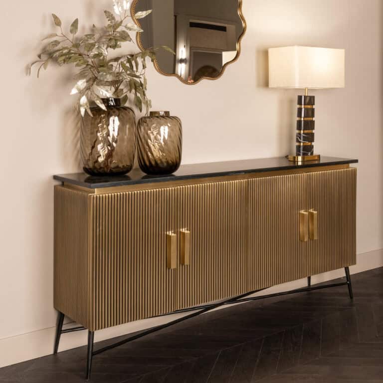 Elegant goudkleurig dressoir met vazen en spiegel in modern interieur.