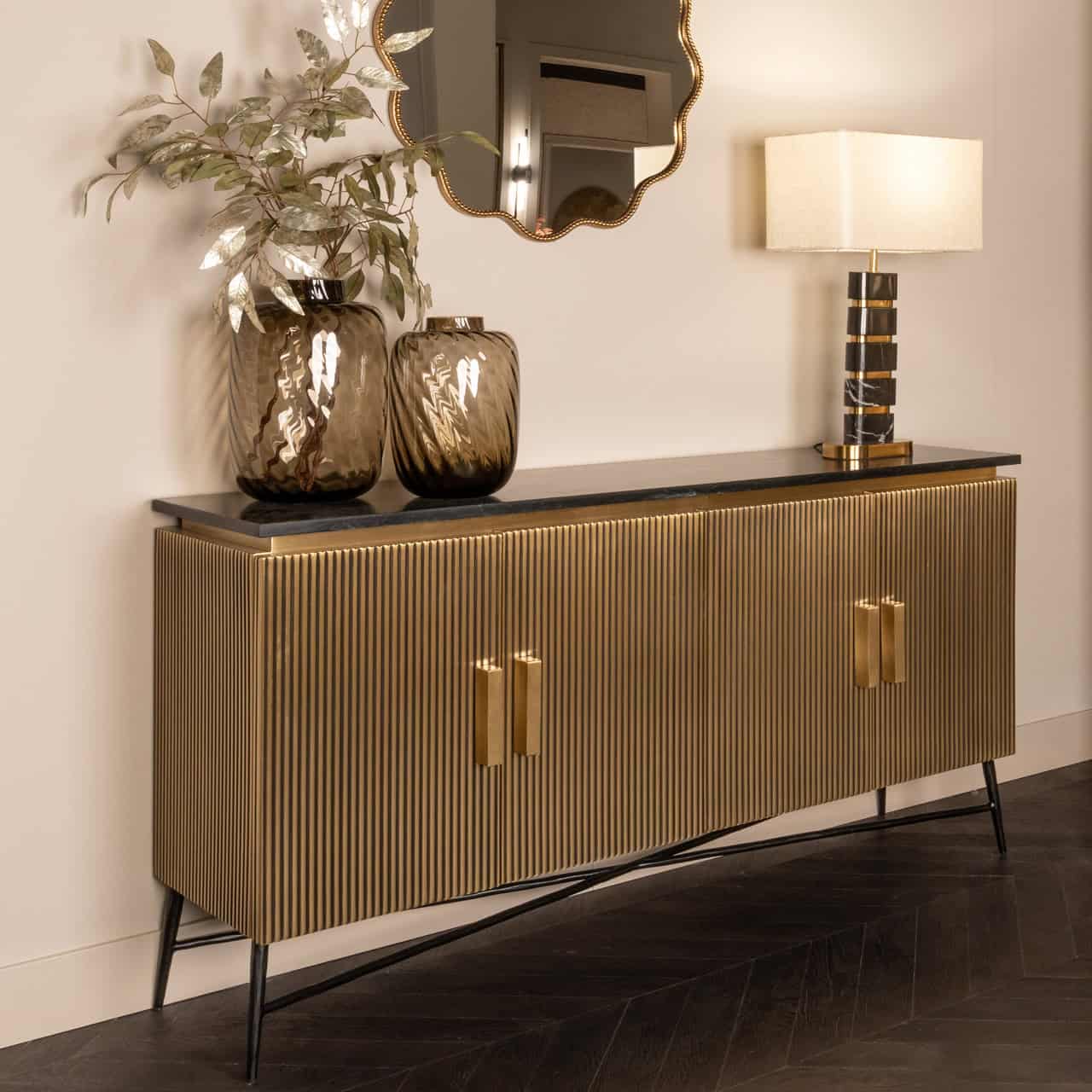 Élégant buffet doré avec des vases et miroir un intérieur moderne.