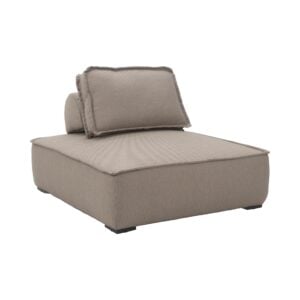 Moderne lounge fauteuil met comfortabele kussens in neutrale kleur.
