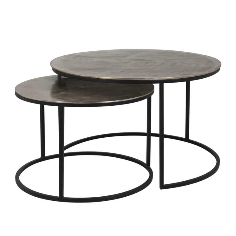 Industriële bijzettafels met houten bladen en metalen frame, modern interieuraccessoire.