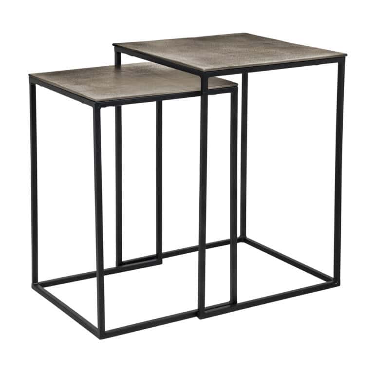 Industriële bijzettafels met metalen frame en betonnen bladen, modern en stijlvol design.