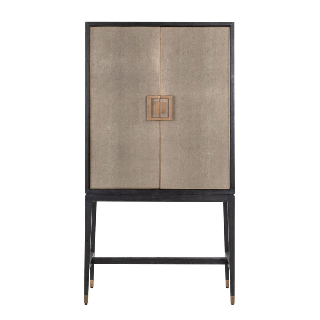 Moderne houten kast met zwart frame en unieke handvatten, perfect voor interieurdecoratie.