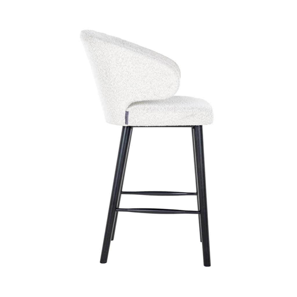 Moderne barkruk met witte bekleding en zwarte houten poten, perfect voor interieurdesign.