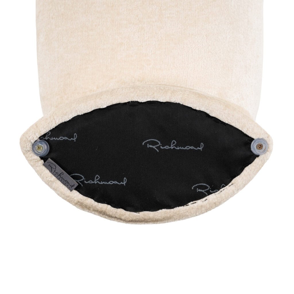 Luxe kussen met Richmond Interiors logo, perfect voor modern interieur.