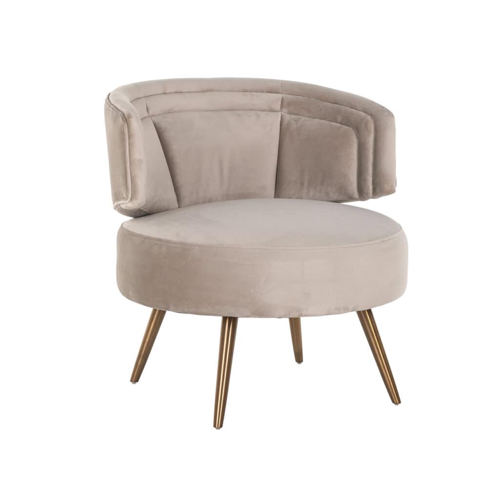 Elegant vintage fauteuil met beige fluwelen bekleding en goudkleurige poten, perfect voor modern int.