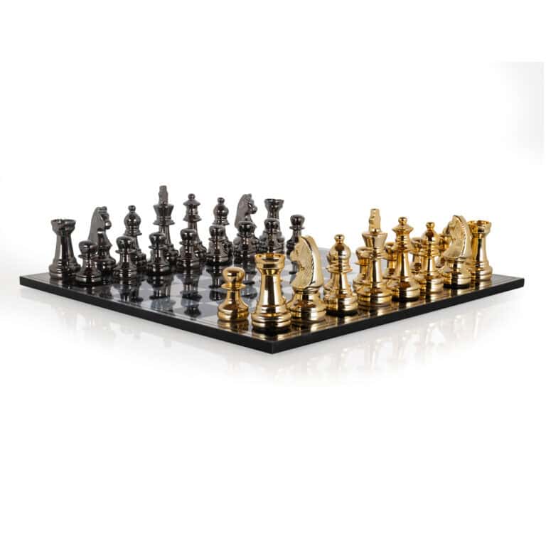 Échiquier de luxe avec des pièces gold et argentées, au design élégant qui s'intègre parfaitement à votre intérieur.