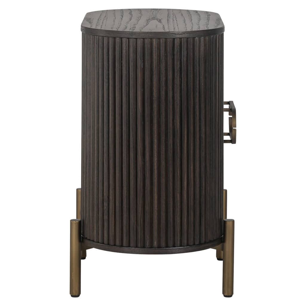 Modern houten nachtkastje met metalen poten en lade, stijlvolle slaapkamermeubel.