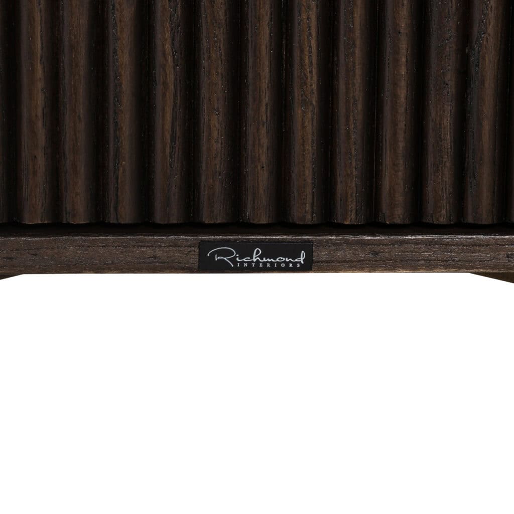 Houten meubel met Richmond Interiors logo, modern design en hoogwaardige afwerking.