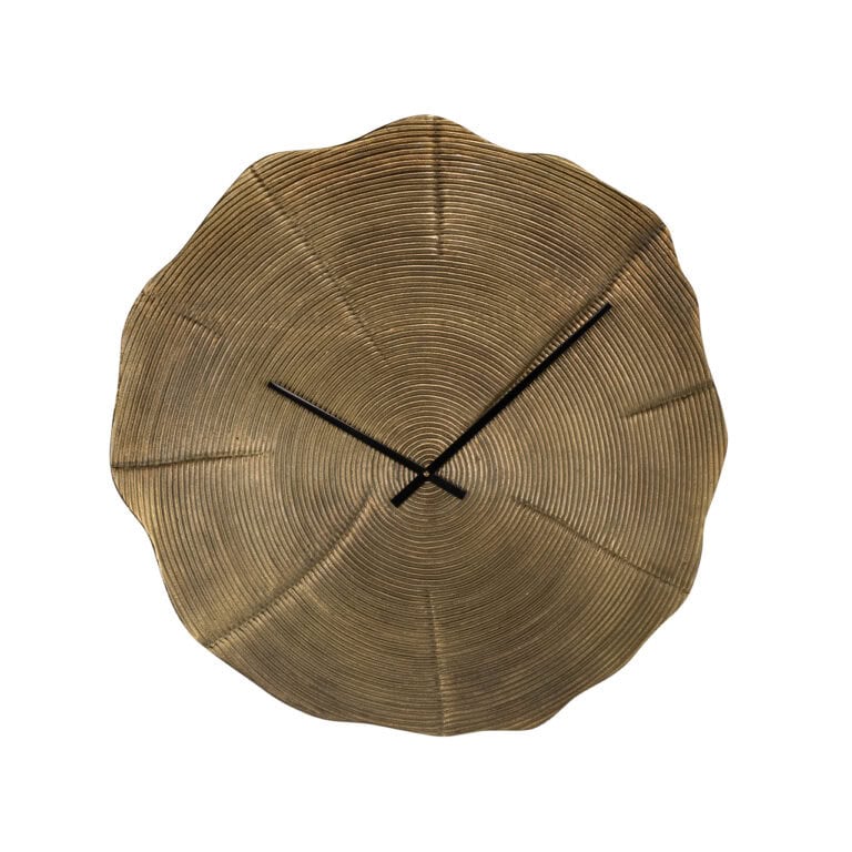 Horloge murale en bois naturel au design minimaliste et aux aiguilles noires.
