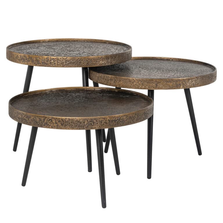 Moderne ronde bijzettafels met metalen poten, industrieel design.