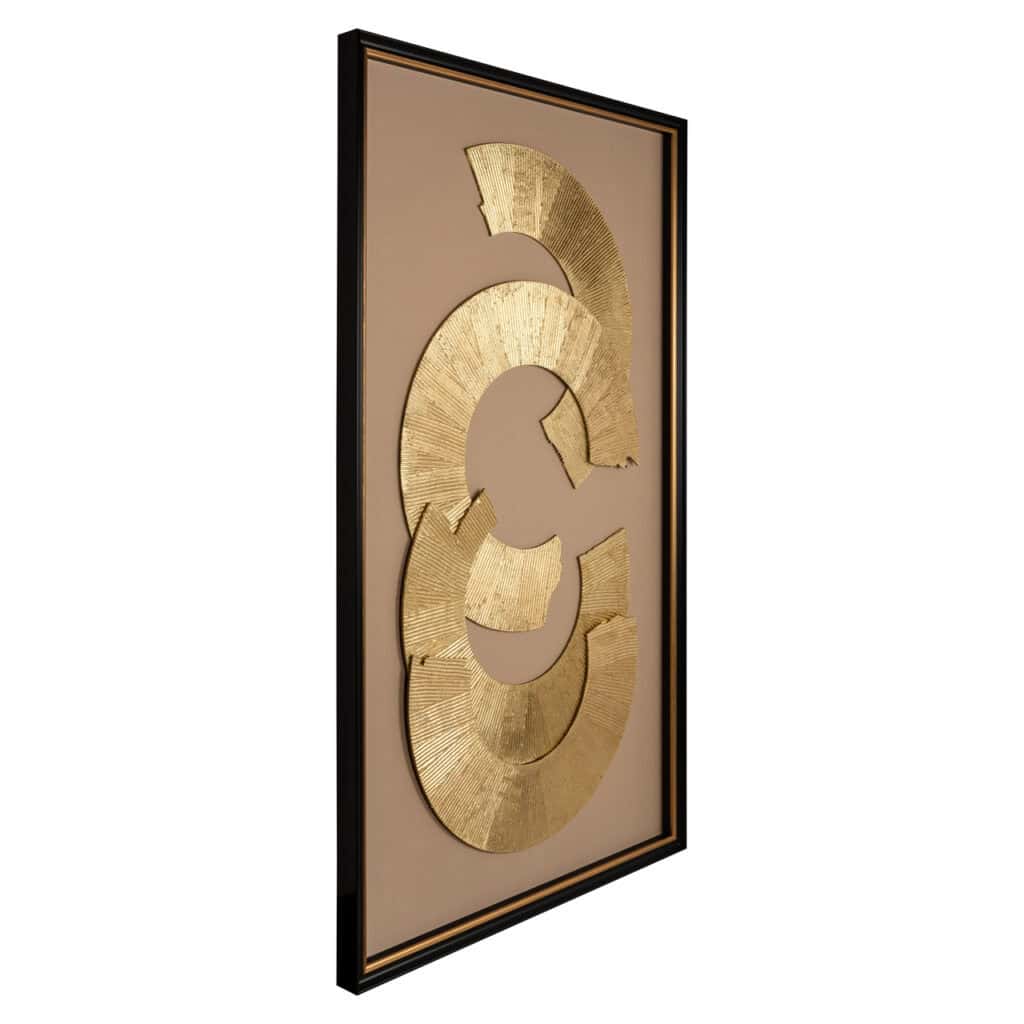 Elegante gouden muurdecoratie met cirkelvormige patronen voor modern interieur.