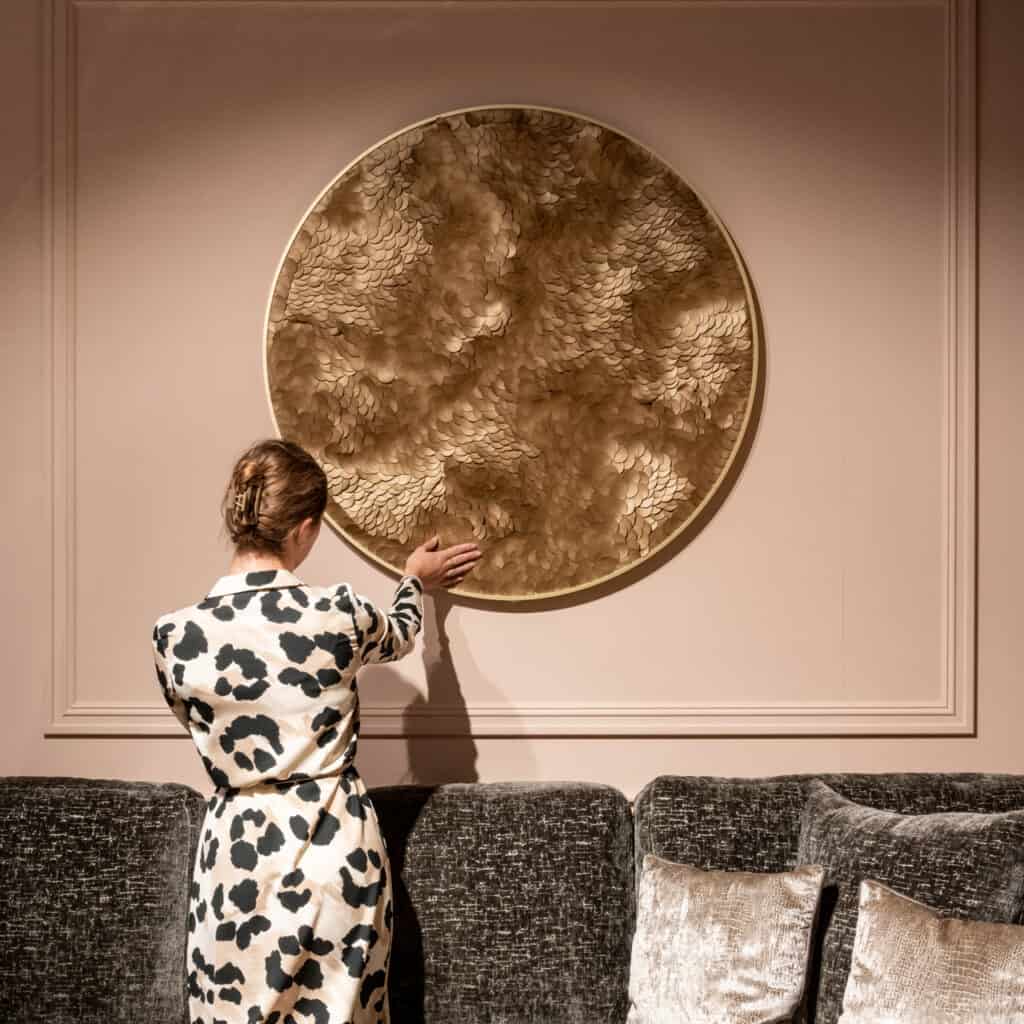 Kunstzinnig wanddecor met gouden textuur en abstract patroon, elegant interieuraccessoire.