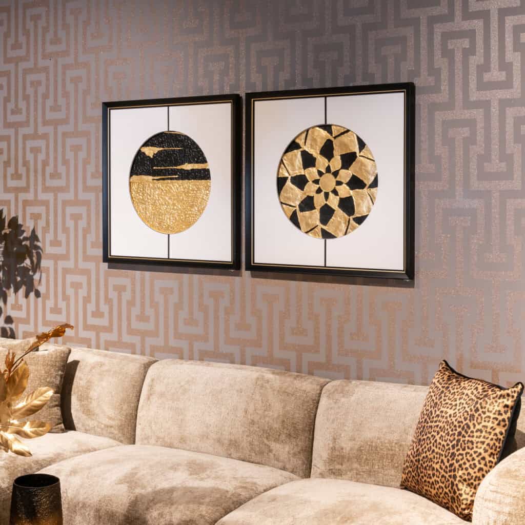 Kunstwerk met abstracte cirkels in zwart en goud, perfect voor stijlvolle interieurdecoratie.