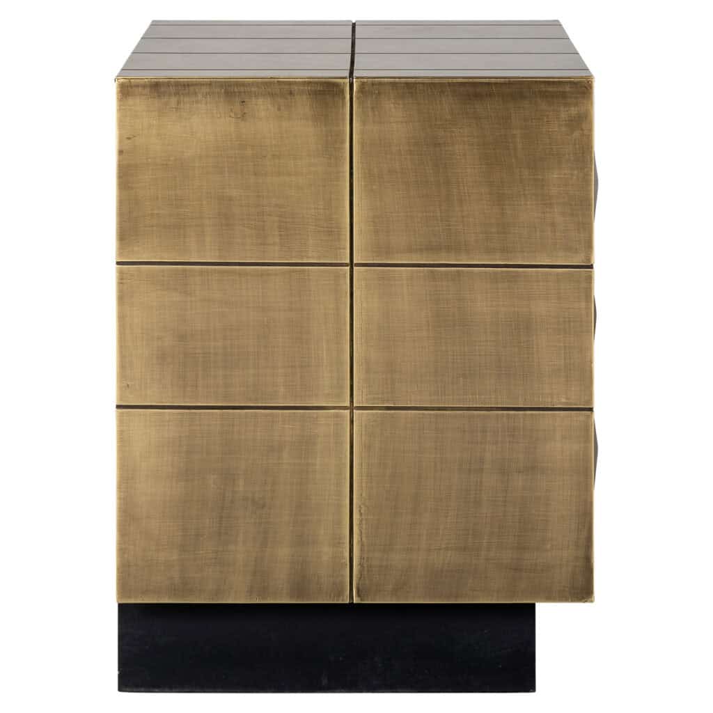 Gouden houten ladekast voor luxe interieur, modern meubelstuk met strakke lijnen en elegante afwerki.