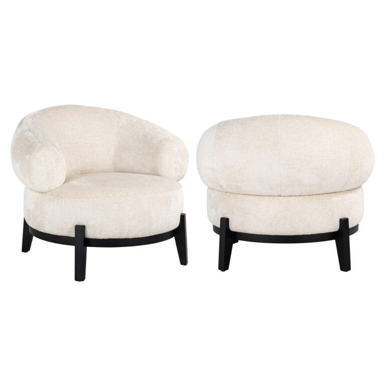 Luxe moderne lounge stoelen met zachte crème bekleding en zwarte houten poten.