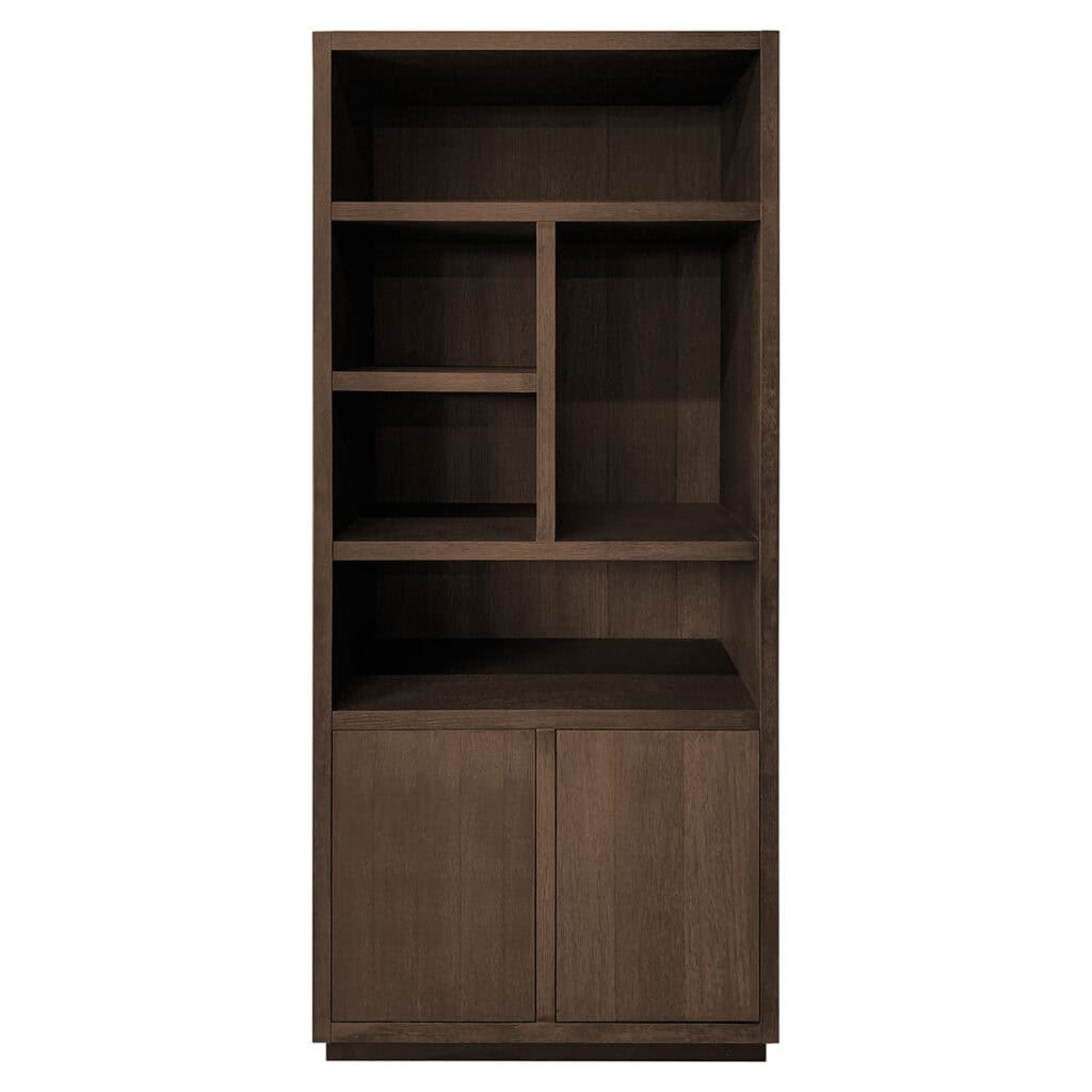 Donkere houten boekenkast met open vakken en onderkast voor opbergruimte.