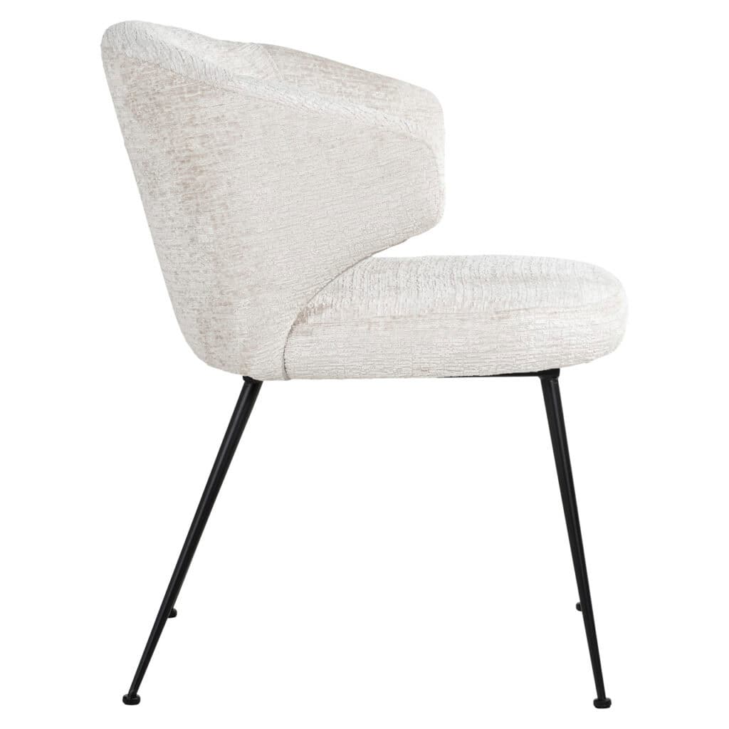 Moderne witte eetkamerstoel met comfortabele bekleding en zwarte metalen poten.