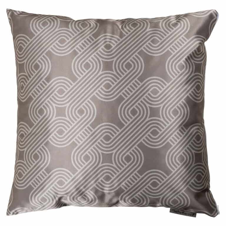 Elegant sierkussen met geometrisch patroon in taupe en zilver, perfect voor modern interieur.