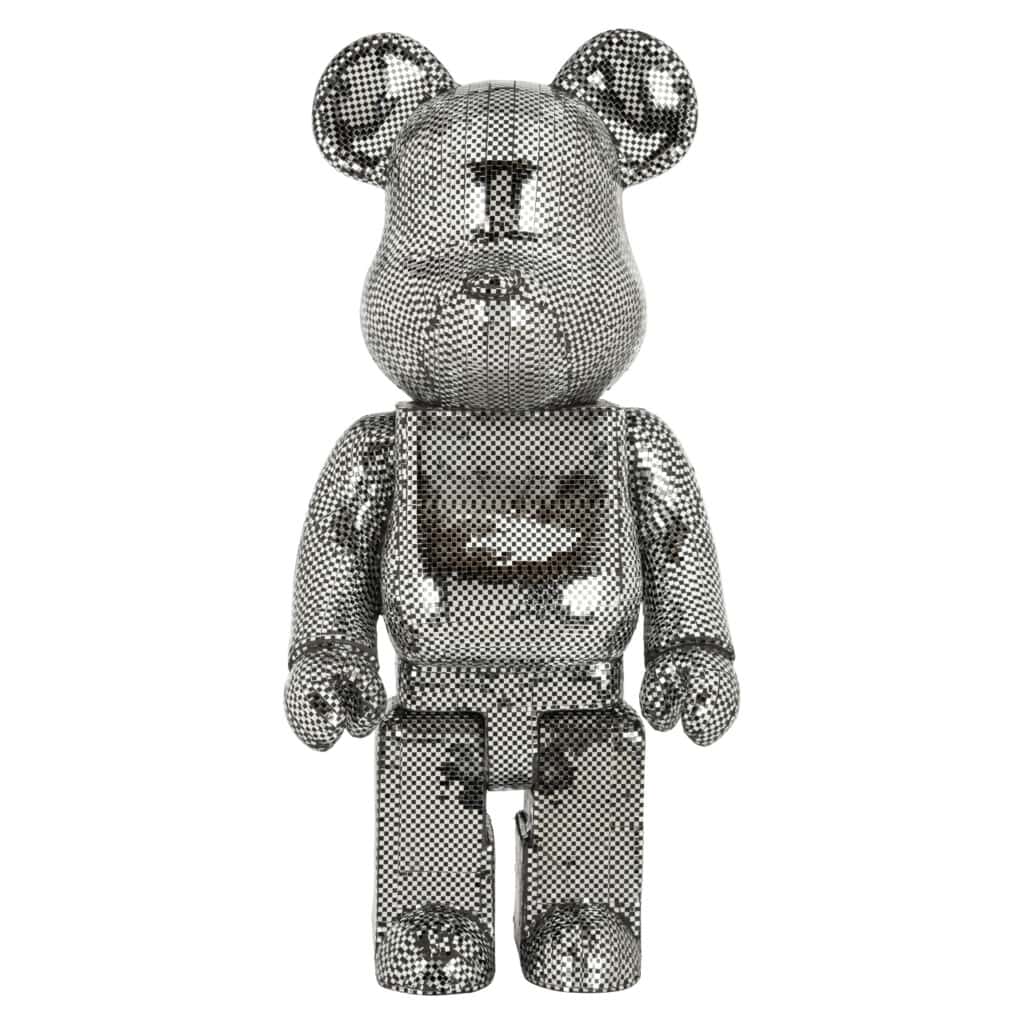 Spiegelend teddybeerbeeld in metallic afwerking, modern decorstuk voor interieur.
