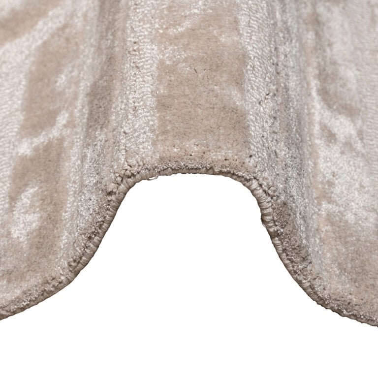 Luxe beige velvet gordijn met zachte textuur en elegante uitstraling.