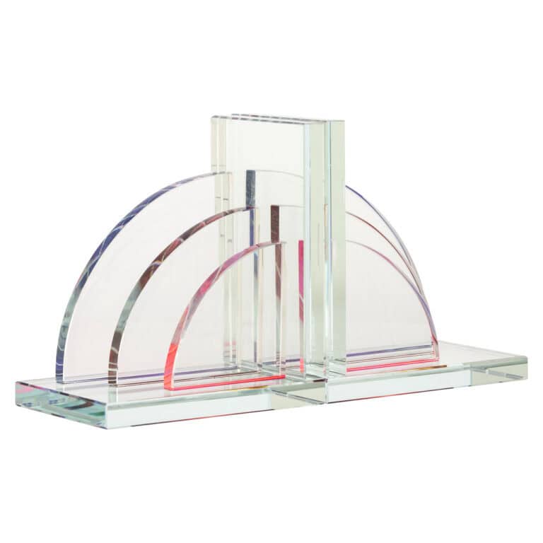 Transparante glazen decoratie met regenboogkleurige reflecties, modern design voor interieur.