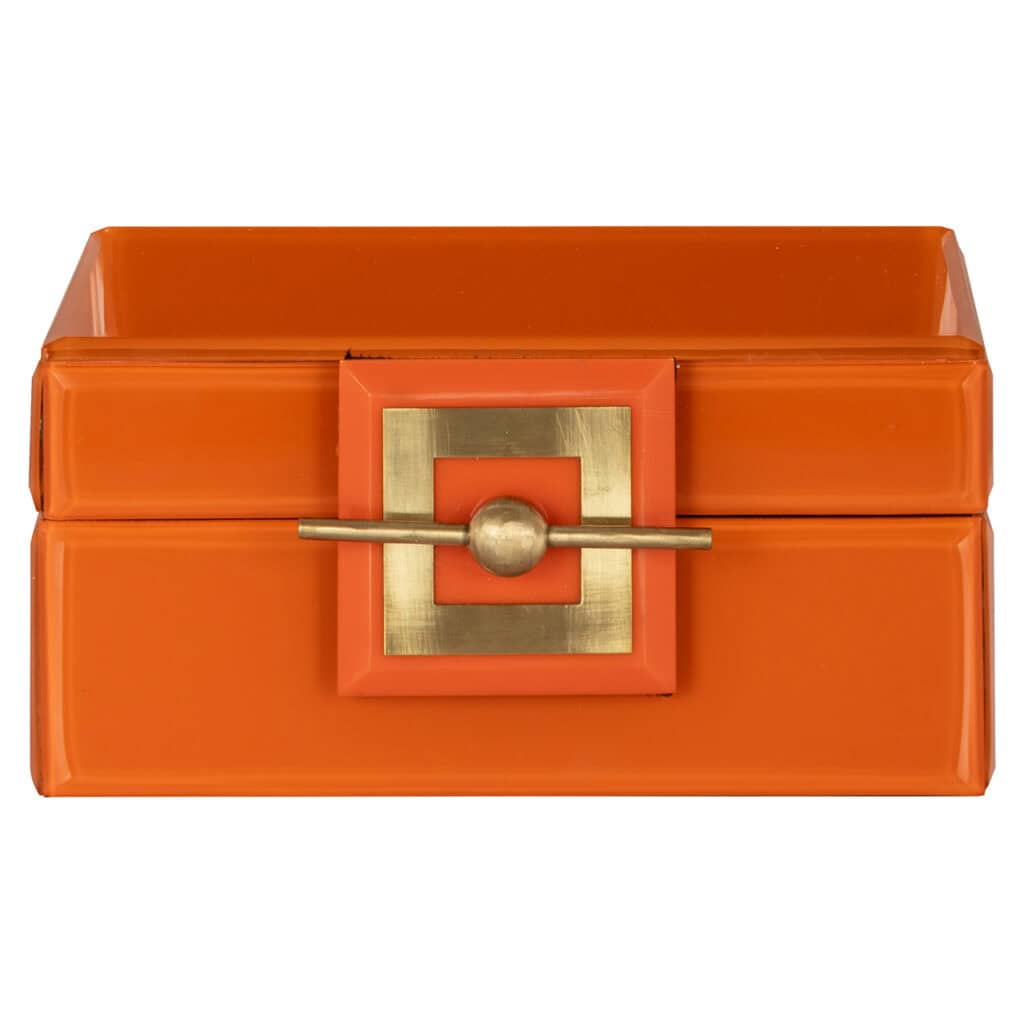 Moderne oranje vaas met geometrisch ontwerp en metalen accent.