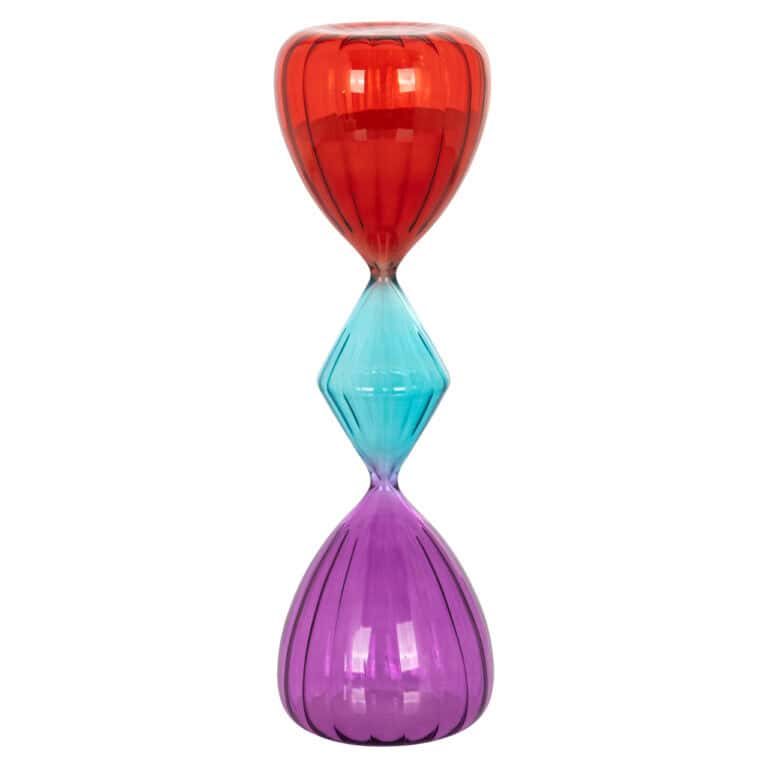 Kunstzinnige glazen vaas met rood, blauw en paars glaswerk.