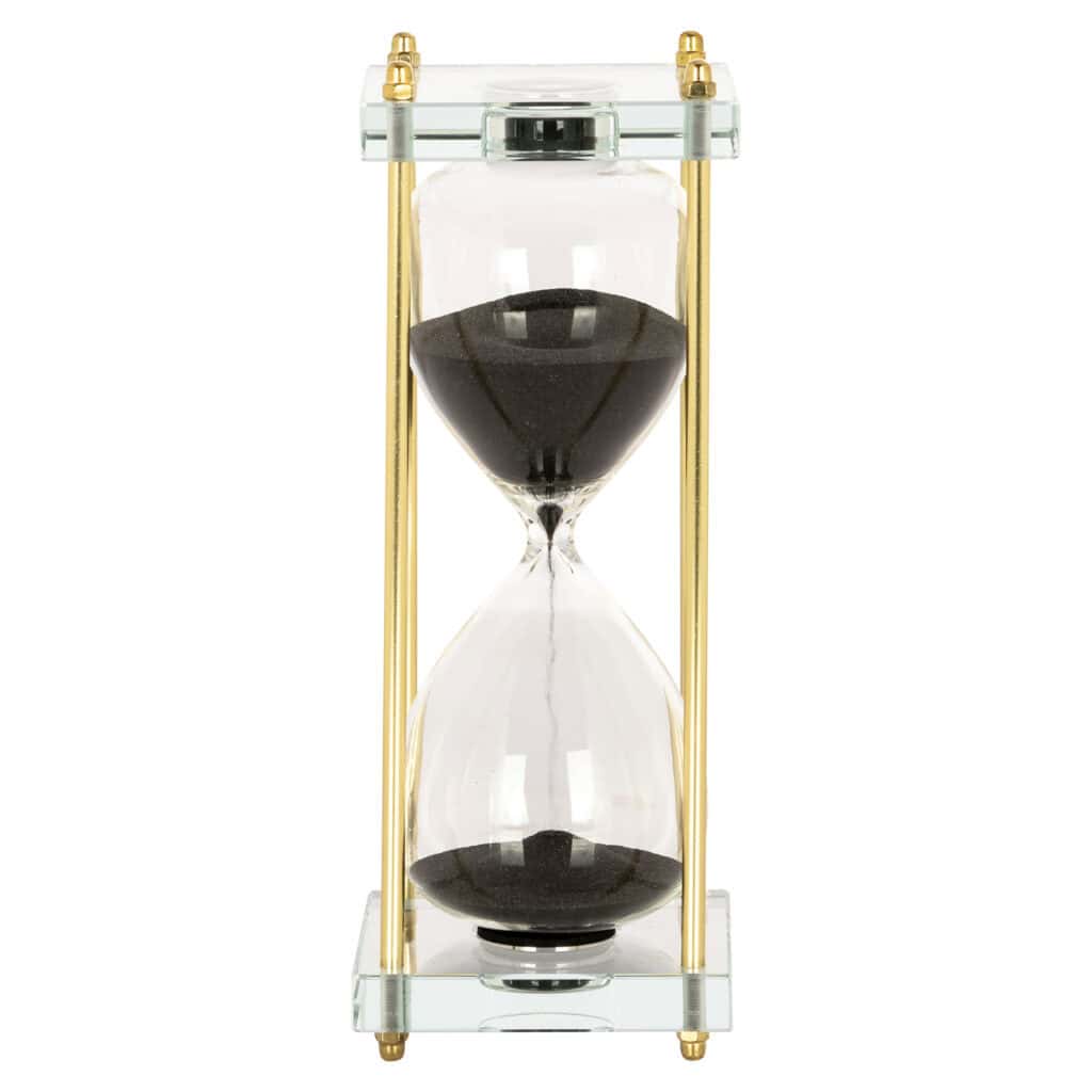 Moderne zandloper met zwart zand en gouden frame, elegant design voor interieur.
