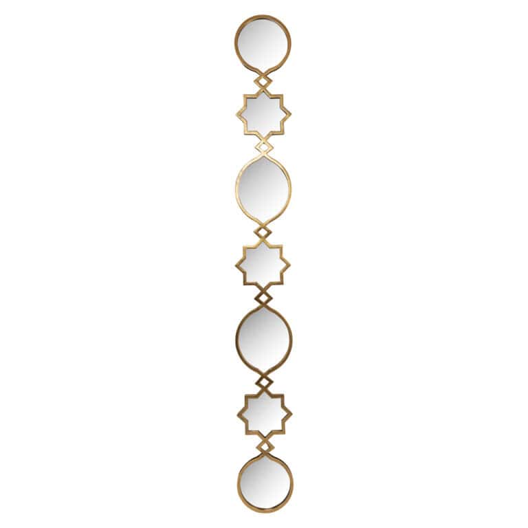 Decoratieve spiegelketting met gouden frame en geometrische vormen.
