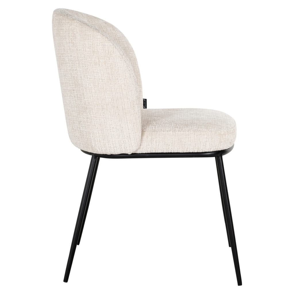 Beige eetkamerstoel met zachte bekleding en zwarte metalen poten, modern en comfortabel.