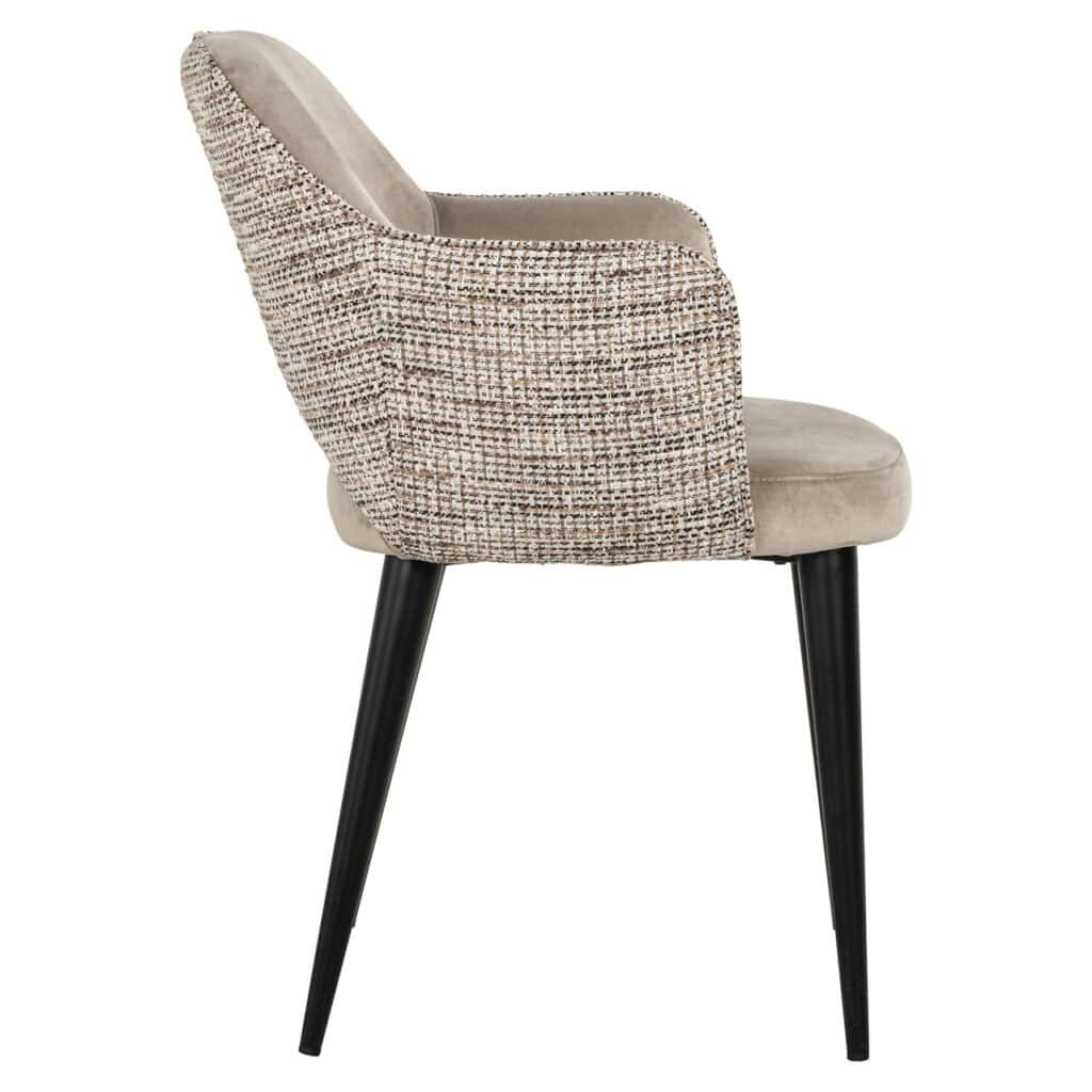 Eetkamerstoel met houten poten en stoffen bekleding, modern design.