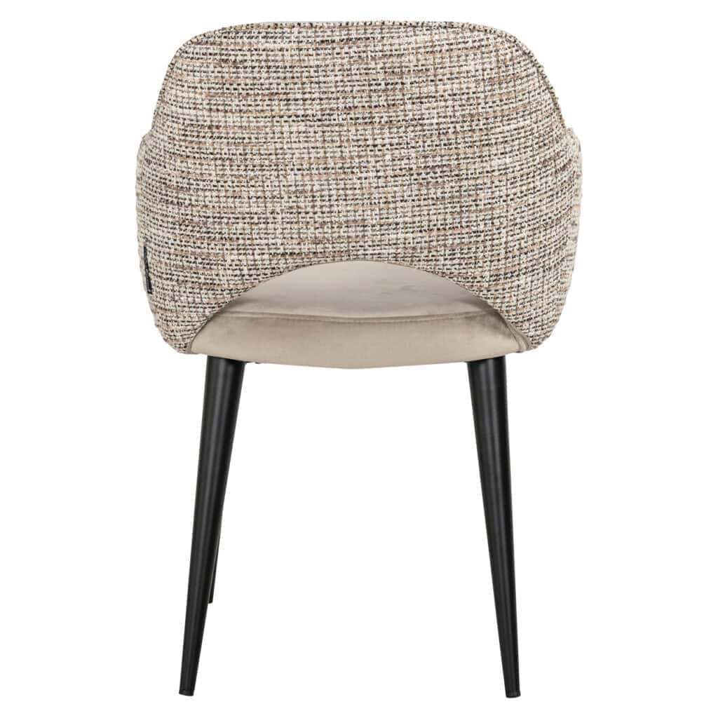 Moderne stoffen stoel met gebogen rugleuning en zwarte houten poten, perfect voor interieurdecoratie.