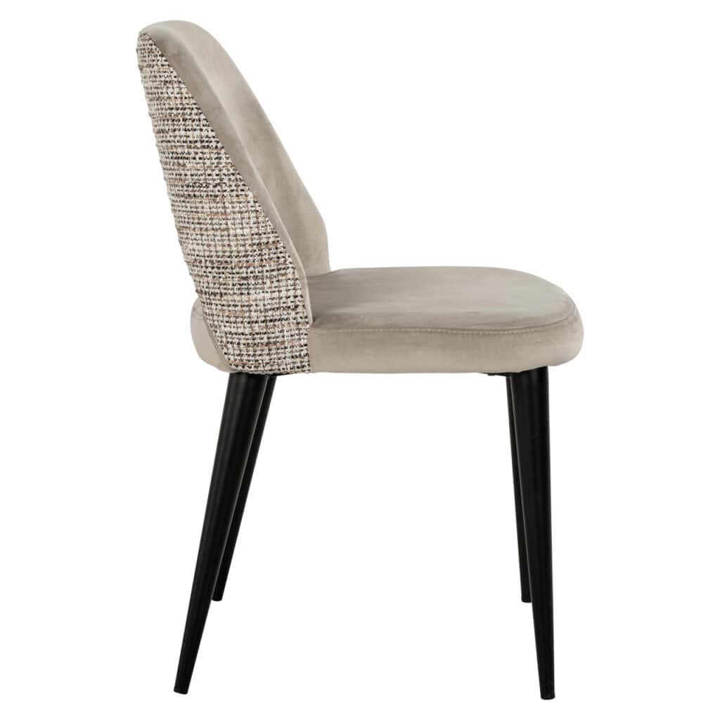 Moderne beige eetkamerstoel met stoffen en houten poten, elegant en comfortabel.